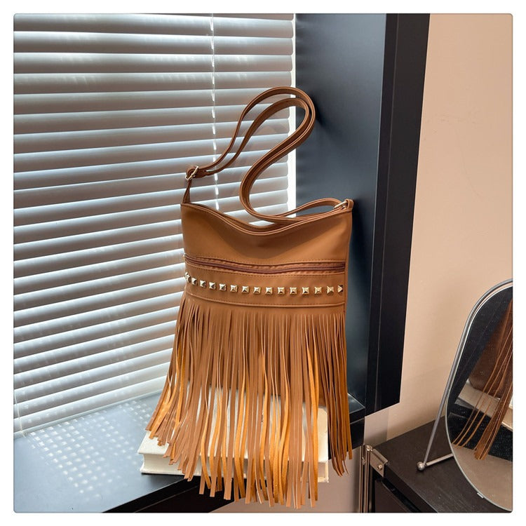 Vintage fringe shoulder bag for women, retro bohemian style