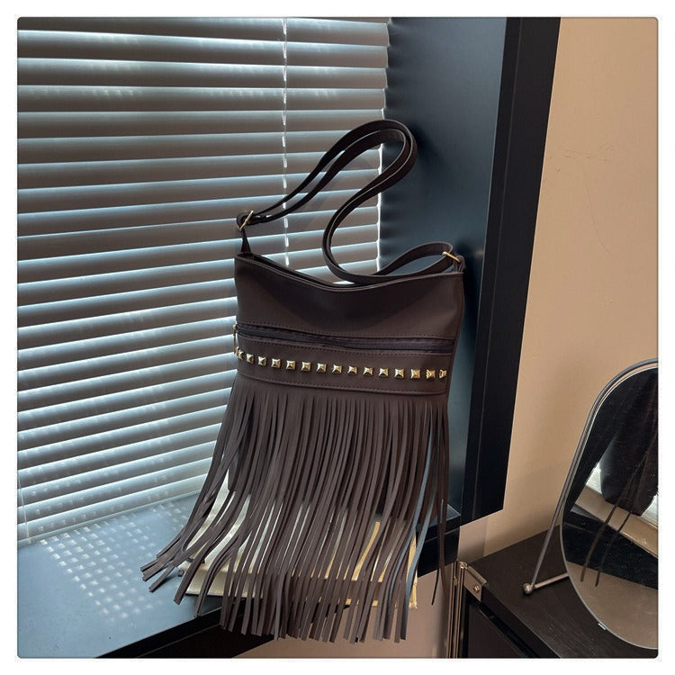 Vintage fringe shoulder bag for women, retro bohemian style