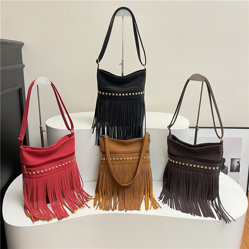 Vintage fringe shoulder bag for women, retro bohemian style