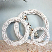 White Wonder | Ghirlanda di rattan fatta a mano per decorare la porta di Natale 2