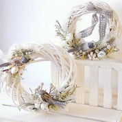 White Wonder | Ghirlanda di rattan fatta a mano per decorare la porta di Natale 3