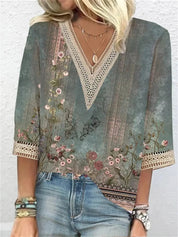 Blusa donna boho chic floreale, maniche a tre quarti, scollo a V con pizzo, abbinata a jeans casual. Stile vintage, moda femminile elegante.