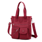 Borsa a tracolla rossa in nylon impermeabile, design multi-tasca, manici resistenti, ideale per lavoro e viaggio. Accessorio moda donna.