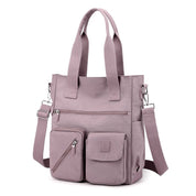 Borsa a tracolla in nylon rosa con tasche multiple, manici resistenti e tracolla regolabile. Design moderno e funzionale per donna.