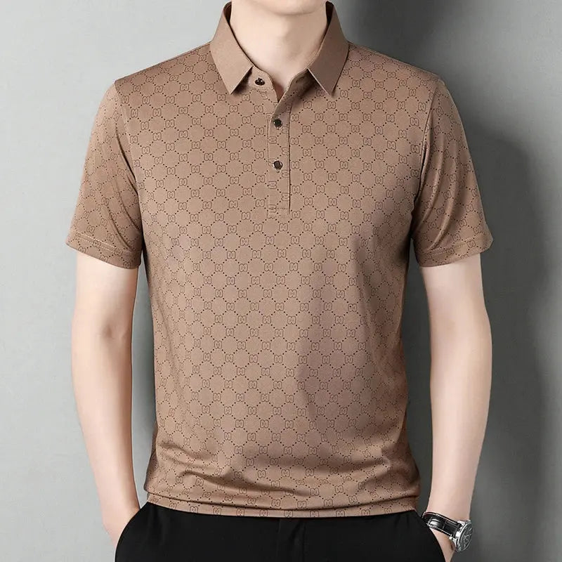 Maglietta polo marrone da uomo con motivo geometrico, maniche corte e colletto classico. Elegante e casual, ideale per moda maschile estiva.