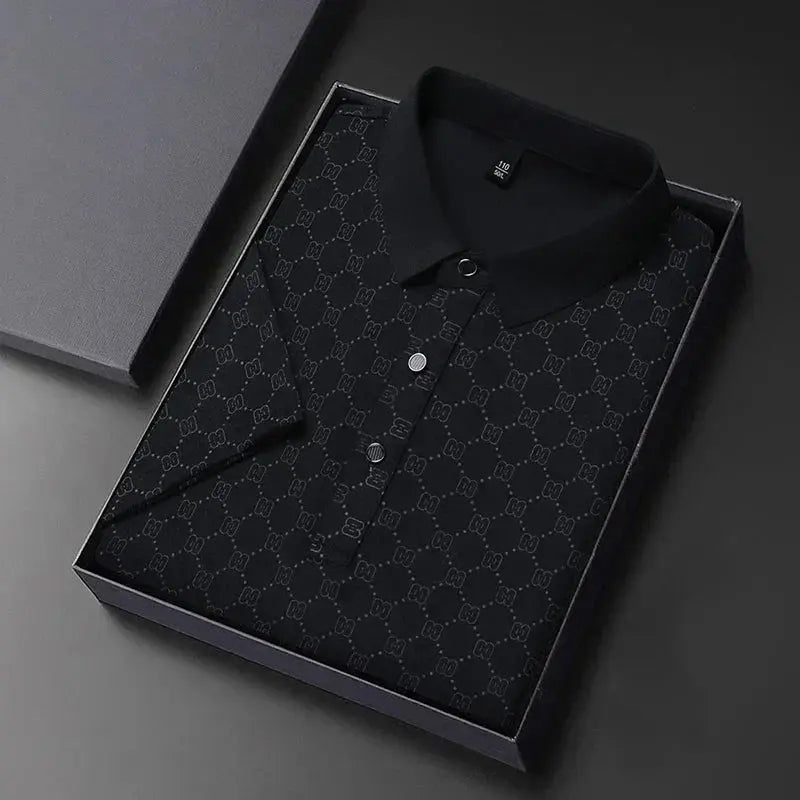 Camicia polo nera elegante in confezione regalo, design a motivo geometrico, perfetta per moda uomo, abbigliamento casual e formale.