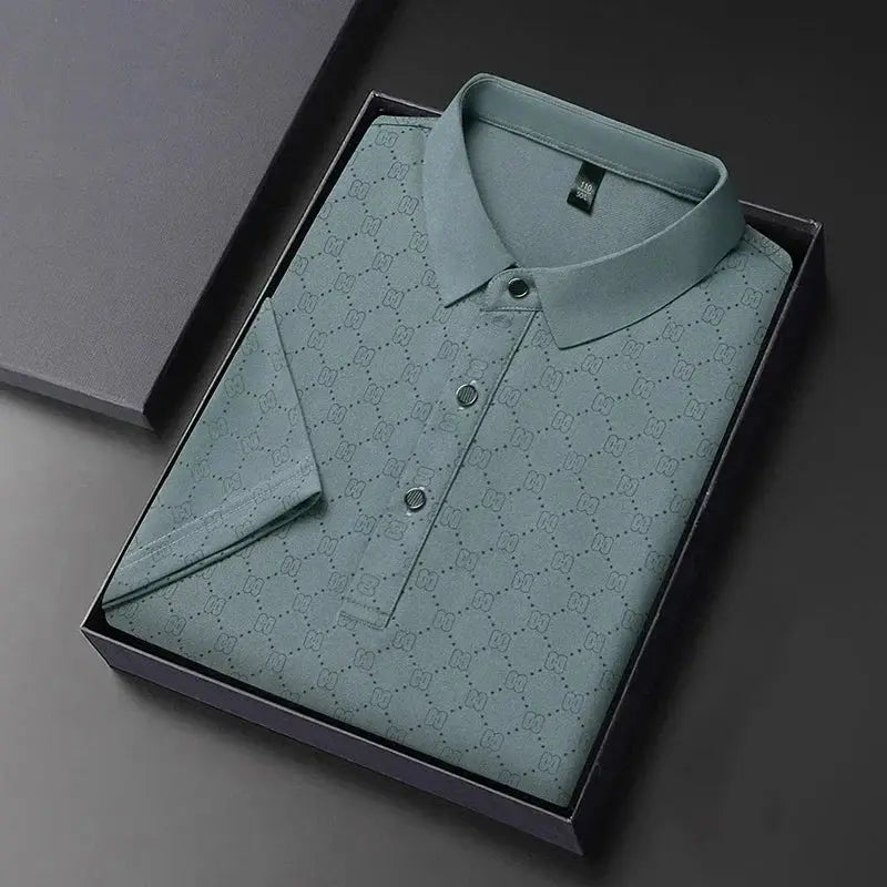 Camicia polo verde elegante in confezione regalo, design a motivo geometrico, perfetta per moda uomo, abbigliamento casual e occasioni speciali.