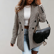 Donna con blazer a quadri, borsa a tracolla nera e jeans strappati. Moda autunnale, stile casual chic, abbigliamento femminile elegante.