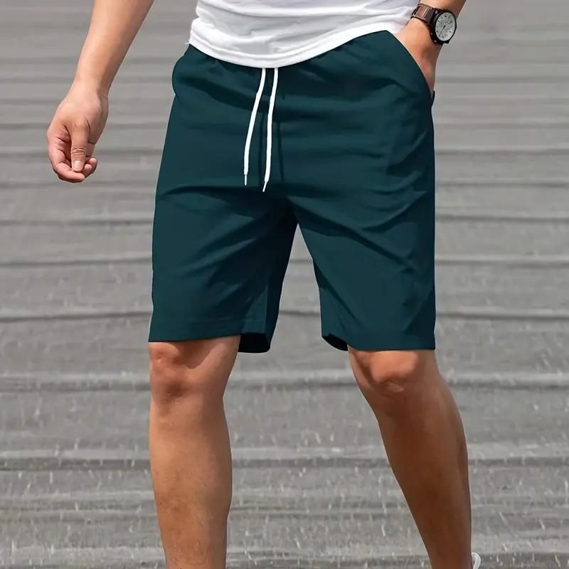 Pantaloncini sportivi uomo blu scuro, elastico in vita con laccio bianco, tasche laterali, perfetti per attività all'aperto e casual.