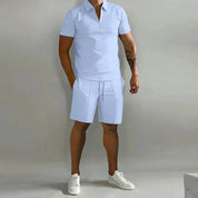 Set coordinato estivo uomo, polo e pantaloncini azzurri, casual elegante, tessuto leggero, perfetto per moda estiva, abbinato a scarpe bianche.