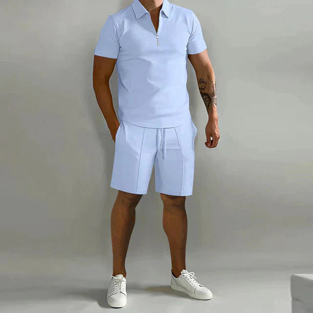 Set coordinato estivo uomo, polo e pantaloncini azzurri, casual elegante, tessuto leggero, perfetto per moda estiva, abbinato a scarpe bianche.
