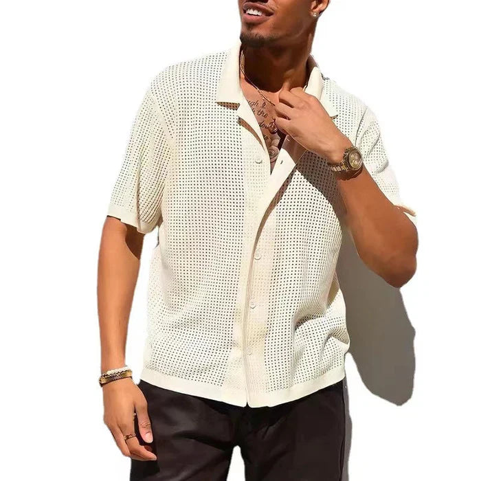 Camicia uomo estiva a maniche corte, colore beige, tessuto traforato, stile casual, abbinata a pantaloni scuri. Look moderno e fresco.