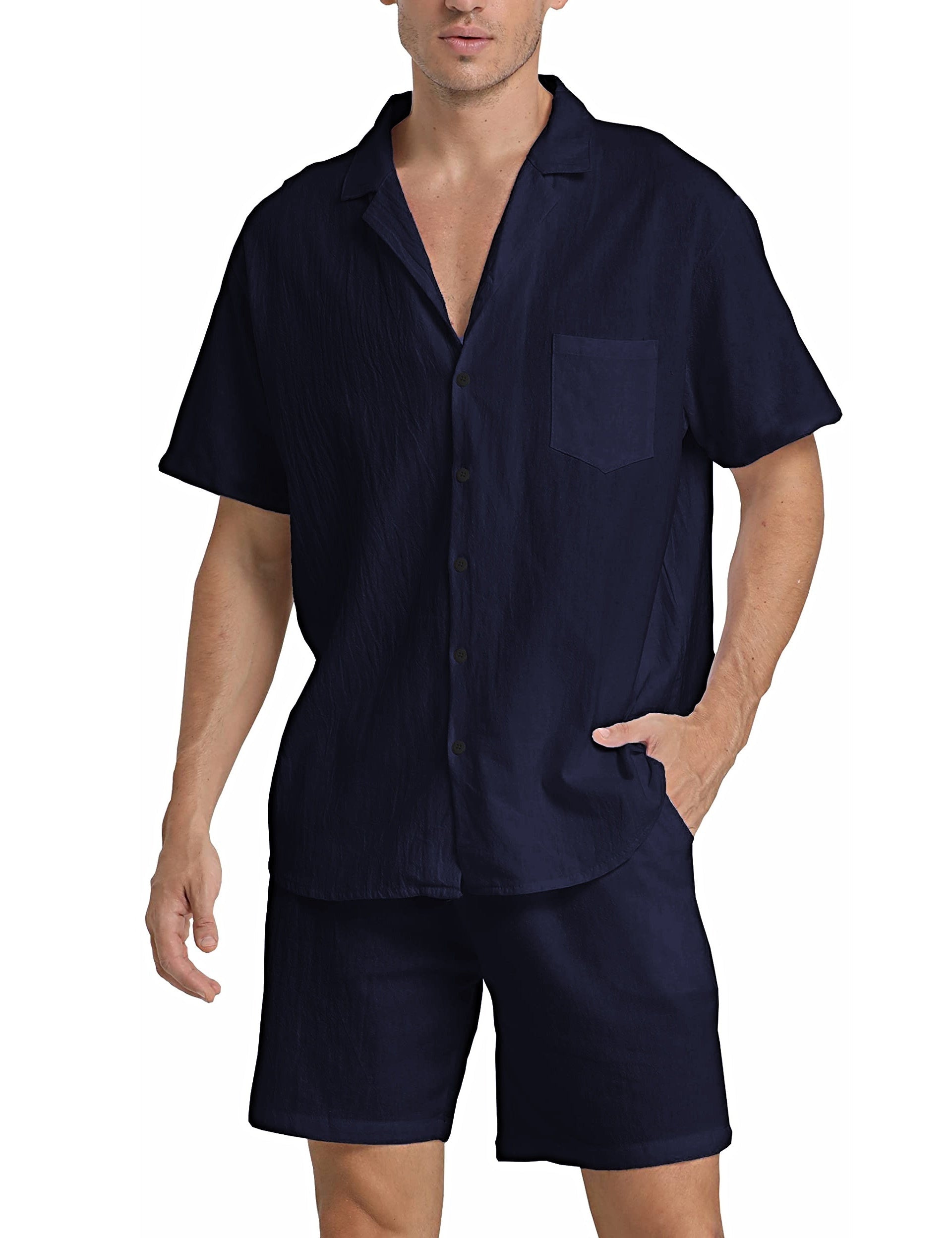 Uomo in completo estivo blu scuro, camicia a maniche corte e pantaloncini coordinati. Moda maschile casual, abbigliamento leggero estivo.