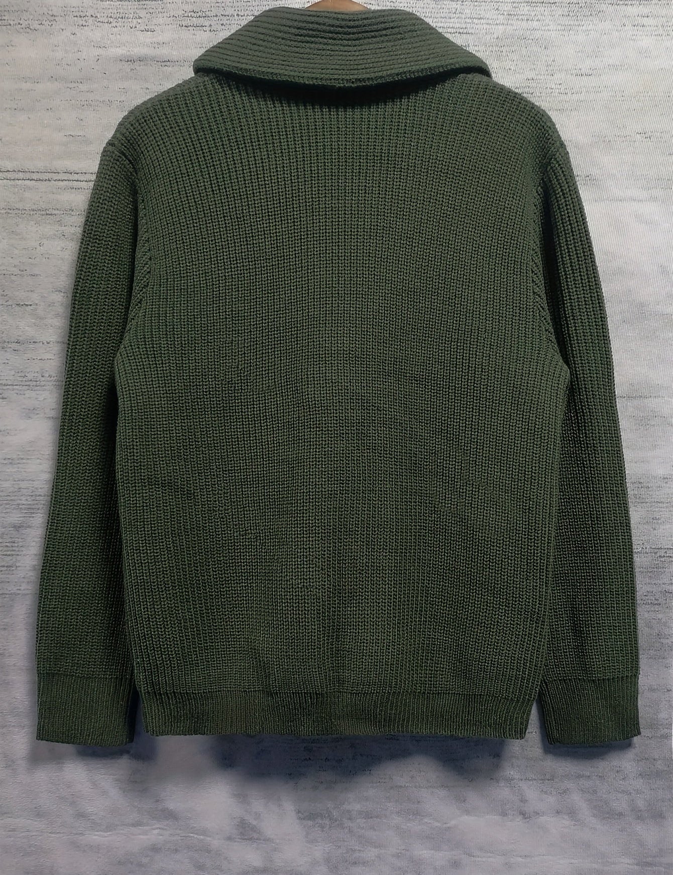 Maglione verde in maglia pesante, collo alto, maniche lunghe, stile casual. Perfetto per l'inverno, moda uomo, abbigliamento caldo.