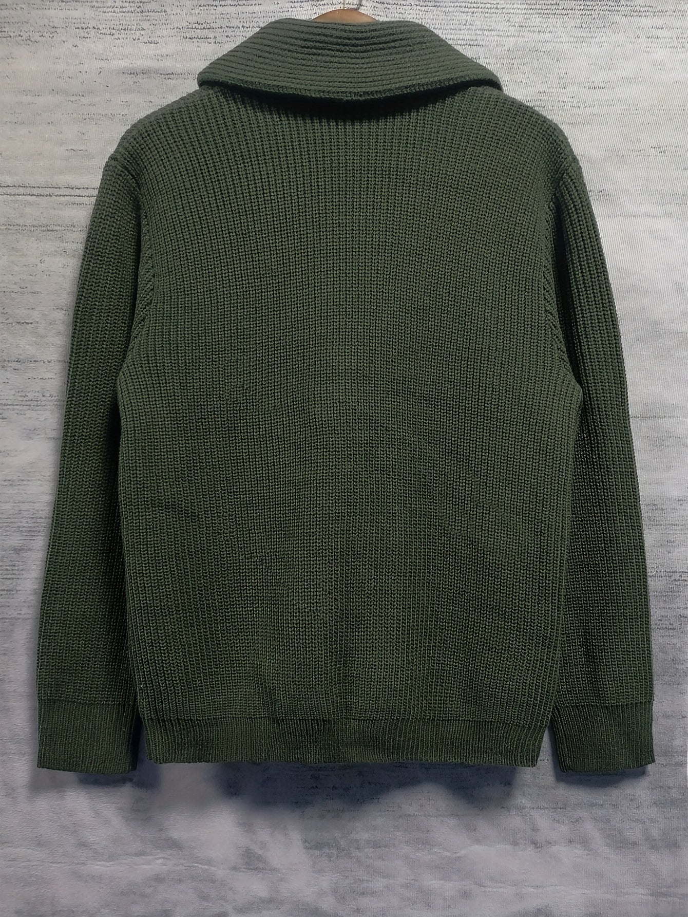 Maglione verde in maglia pesante, collo alto, maniche lunghe, stile casual. Perfetto per l'inverno, moda uomo, abbigliamento caldo.