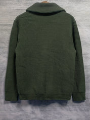 Maglione verde in maglia pesante, collo alto, maniche lunghe, stile casual. Perfetto per l'inverno, moda uomo, abbigliamento caldo.