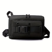 Borsa a tracolla nera in nylon resistente, design moderno con fibbia frontale e cerniere, ideale per viaggi e uso quotidiano.