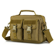 Borsa a tracolla tattica in nylon marrone con doppie tasche frontali, chiusure a fibbia e manico superiore. Ideale per outdoor e attività militari.