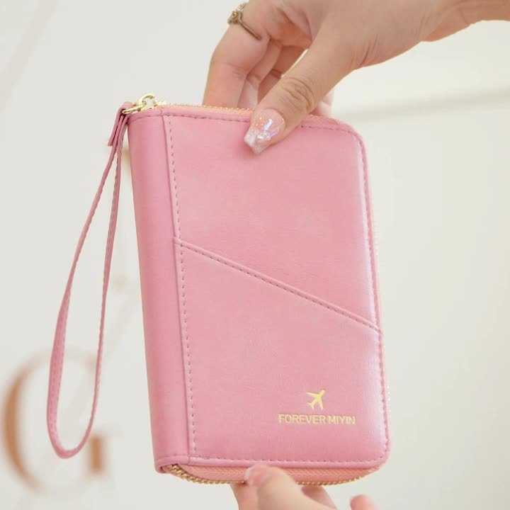 Portafoglio donna rosa in pelle con cerniera dorata e cinturino da polso, design elegante, marchio Forever Miiyn, accessorio moda femminile.