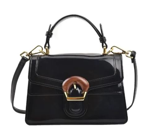 Borsa a mano nera lucida con fibbia dorata e dettagli in legno, tracolla regolabile, design elegante e moderno, accessorio moda donna.