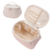 Borsa cosmetica rosa chiaro con scomparti interni, cerniera e manico. Ideale per organizzare trucchi e accessori da viaggio.