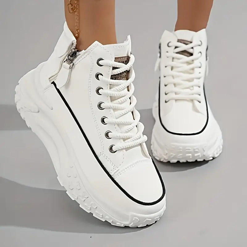 Scarpe da ginnastica bianche con suola spessa, dettagli neri e cerniera laterale. Design moderno e alla moda per un look casual e sportivo.