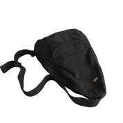 Zaino monospalla nero in tessuto resistente, con tasca frontale con zip e tracolla regolabile. Ideale per viaggi e uso quotidiano.