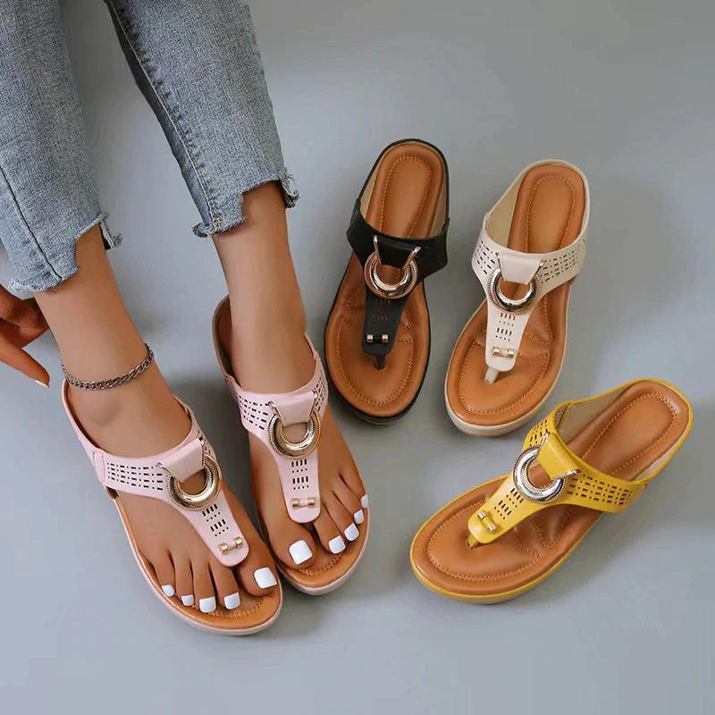Sandali estivi da donna in pelle, colori assortiti, con cinturino e suola comoda. Perfetti per moda casual e look estivo.
