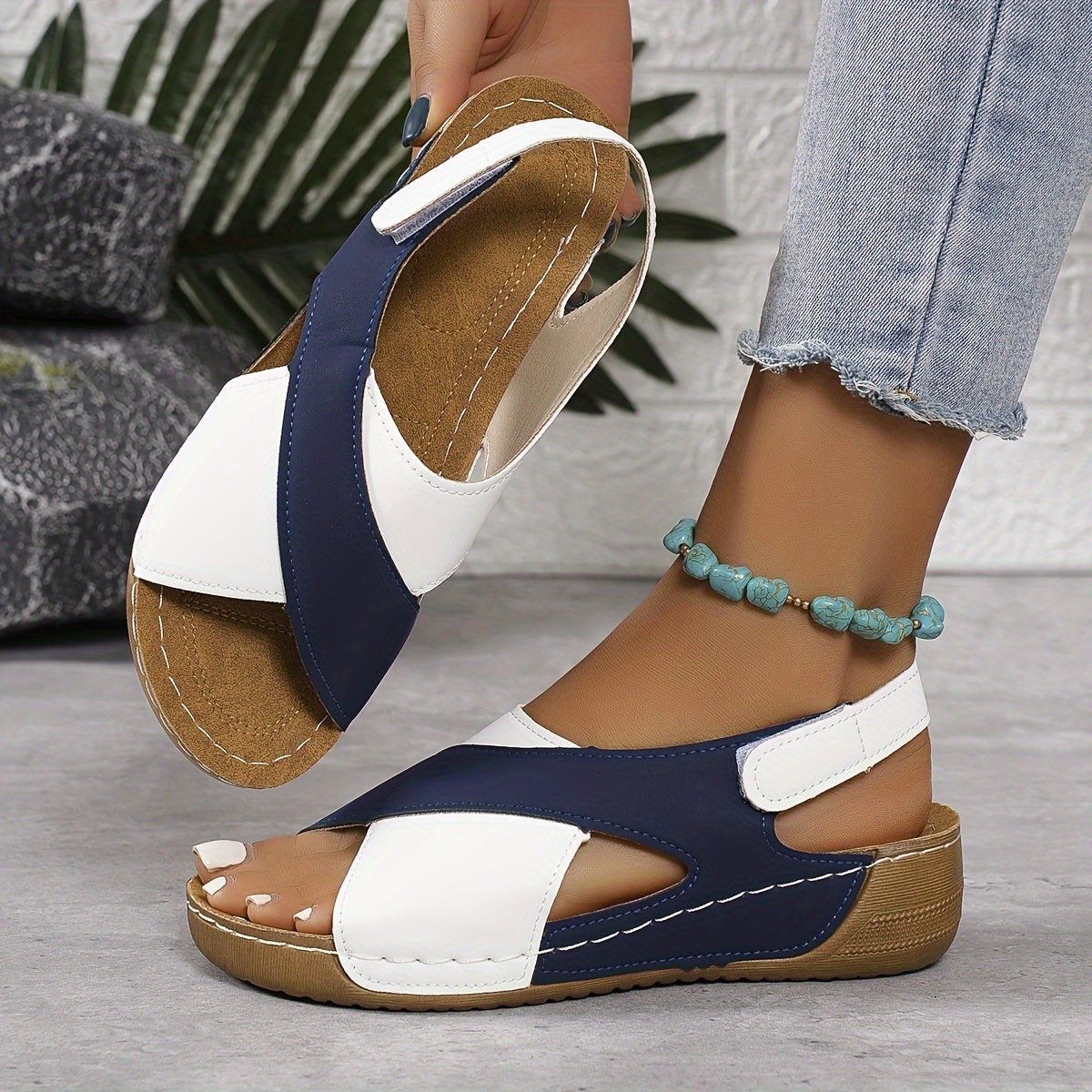 Sandali donna estivi blu e bianchi, suola in gomma, design incrociato, comodi e alla moda, perfetti per look casual.