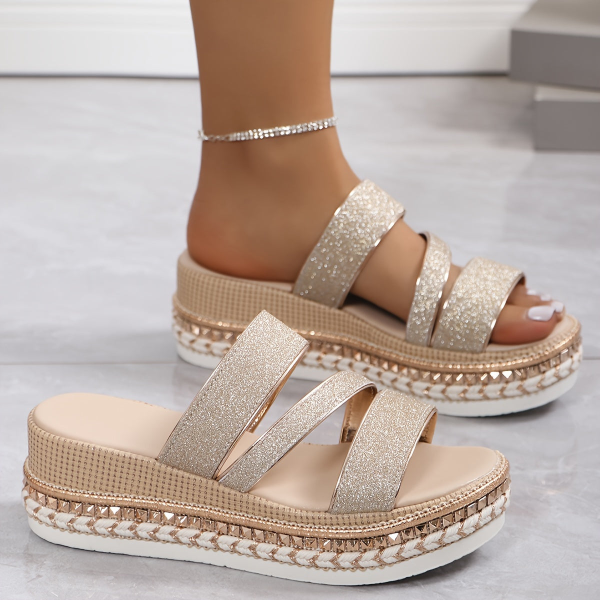 Sandali platform donna glitter oro, suola intrecciata, design a tre fasce, moda estiva, calzature eleganti, tendenza 2023.