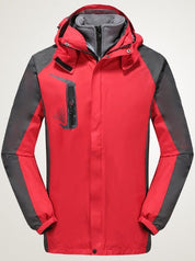 Giacca impermeabile rossa da uomo con cappuccio, dettagli neri, chiusura a zip, tasca sul petto. Ideale per escursioni e attività outdoor.
