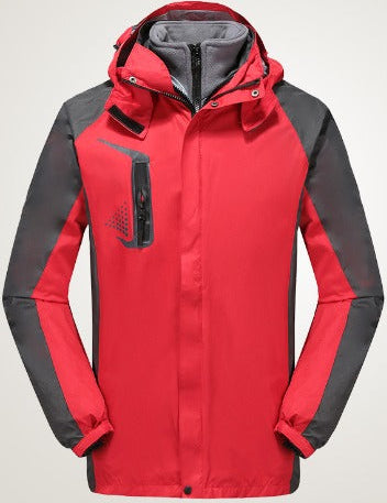 Giacca impermeabile rossa da uomo con cappuccio, dettagli neri, chiusura a zip, tasca sul petto. Ideale per escursioni e attività outdoor.