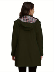 Donna con cappotto verde scuro, cappuccio foderato a quadri, vista posteriore. Moda autunnale, abbigliamento casual elegante.