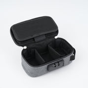 Custodia organizer grigia aperta con scomparti regolabili, ideale per accessori elettronici. Design compatto e resistente, perfetto per viaggi.