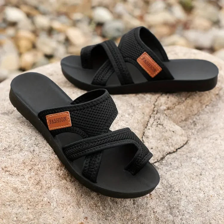 Sandali neri da uomo su roccia, design intrecciato, suola antiscivolo, etichetta "Fashion", ideali per estate e spiaggia.