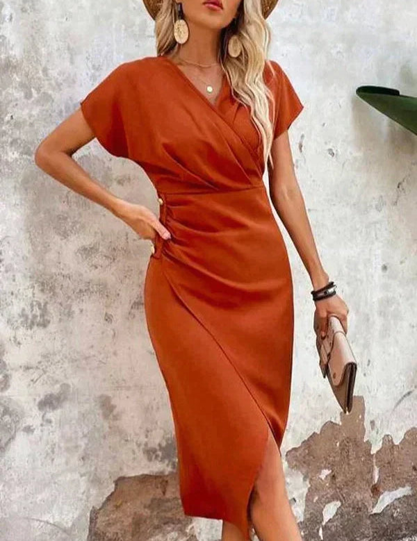 Abito arancione elegante da donna, stile estivo, con cintura in vita e spacco laterale. Perfetto per occasioni casual e moda estiva.