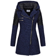 Cappotto donna invernale blu con cappuccio, zip asimmetrica, maniche in pelle trapuntata nera. Elegante e caldo, ideale per moda autunno-inverno.