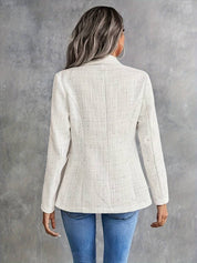 Giacca donna bianca elegante, tessuto strutturato, vista posteriore. Moda femminile, abbigliamento casual chic, blazer autunnale.
