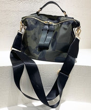 Borsa a tracolla mimetica verde e nera, design moderno, manico superiore, dettagli in metallo dorato, moda accessori donna.