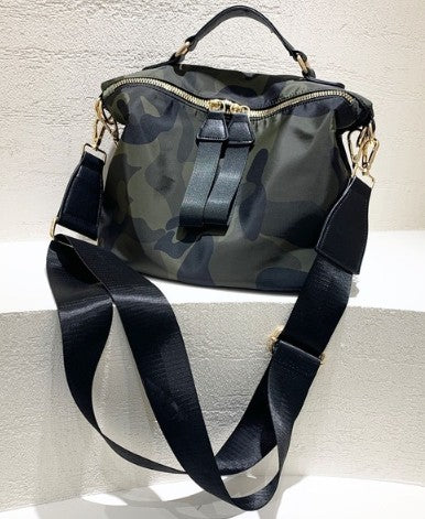 Borsa a tracolla mimetica verde e nera, design moderno, manico superiore, dettagli in metallo dorato, moda accessori donna.