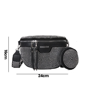 Borsa a tracolla nera con borchie, dimensioni 24x16 cm, design elegante, con tasca rotonda aggiuntiva. Accessorio moda donna, stile moderno.