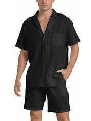 Uomo in completo estivo nero, camicia a maniche corte e pantaloncini coordinati. Moda casual maschile, abbigliamento leggero estivo.