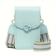Borsa a tracolla in pelle azzurra con chiusura a forma di cuore, cinturino regolabile a righe. Accessorio moda elegante e pratico per ogni occasione.
