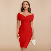 Abito rosso elegante da donna, aderente, scollo a cuore, maniche corte, perfetto per serate e occasioni speciali. Accessoriato con pochette chiara.