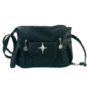 Borsa a tracolla nera in pelle con decorazione a stella argentata, tasche con cerniera e dettagli metallici. Accessorio moda elegante e versatile.