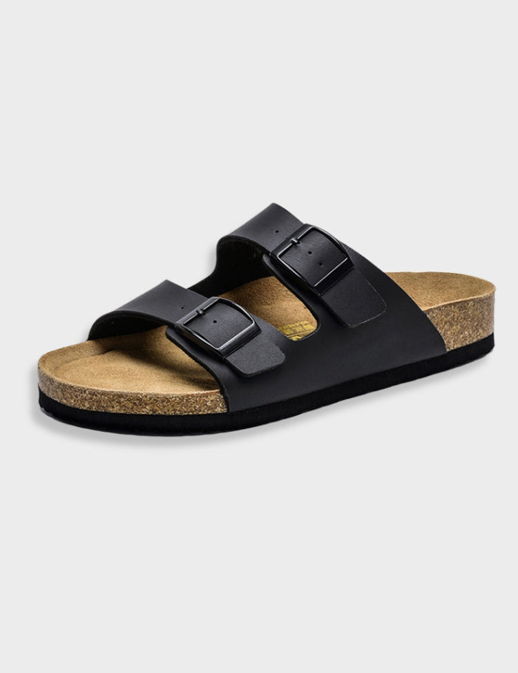 Sandalo unisex in pelle nera con doppia fibbia, suola in sughero e plantare ergonomico. Calzatura estiva comoda e alla moda.