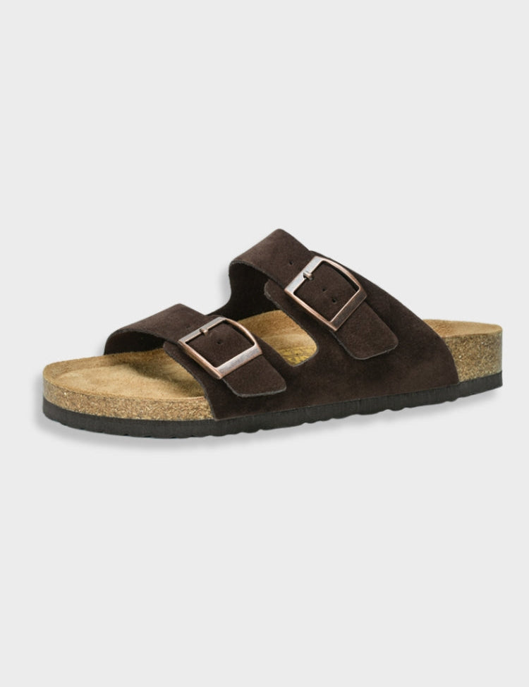 Sandalo uomo in pelle scamosciata marrone con doppia fibbia, suola in gomma e plantare ergonomico. Calzature estive comode e alla moda.