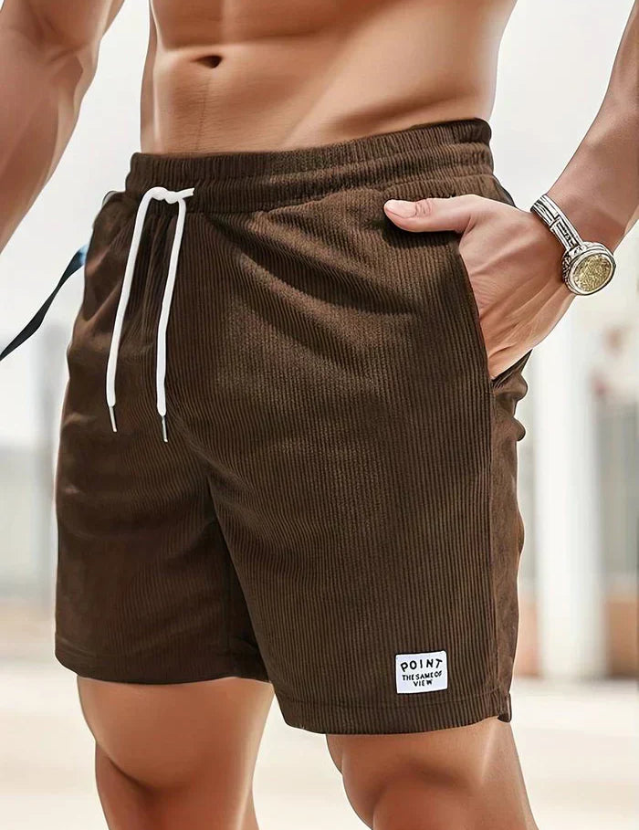 Shorts da uomo marroni in velluto a coste, con tasche laterali e laccio bianco in vita. Ideali per moda estiva e casual.