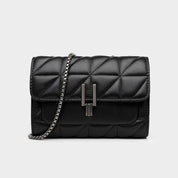 Borsa a tracolla nera in pelle trapuntata con catena argentata, chiusura a scatto, design elegante e moderno. Accessorio moda donna di lusso.
