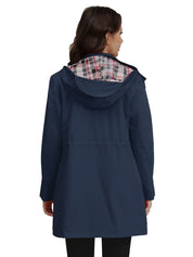 Giacca impermeabile donna blu con cappuccio, fodera a quadri, vista posteriore. Moda autunnale, abbigliamento esterno elegante e funzionale.